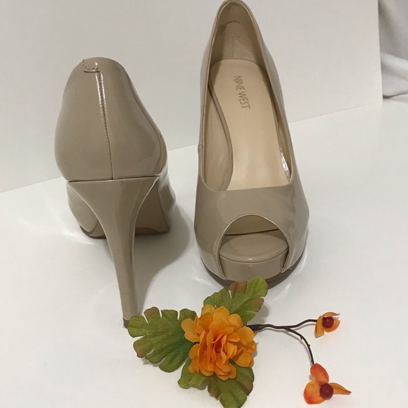 SHOES 🤑🤑USED CHLOE OPEN TOE HEELS CREAM PATENT - Picture 4 of 11